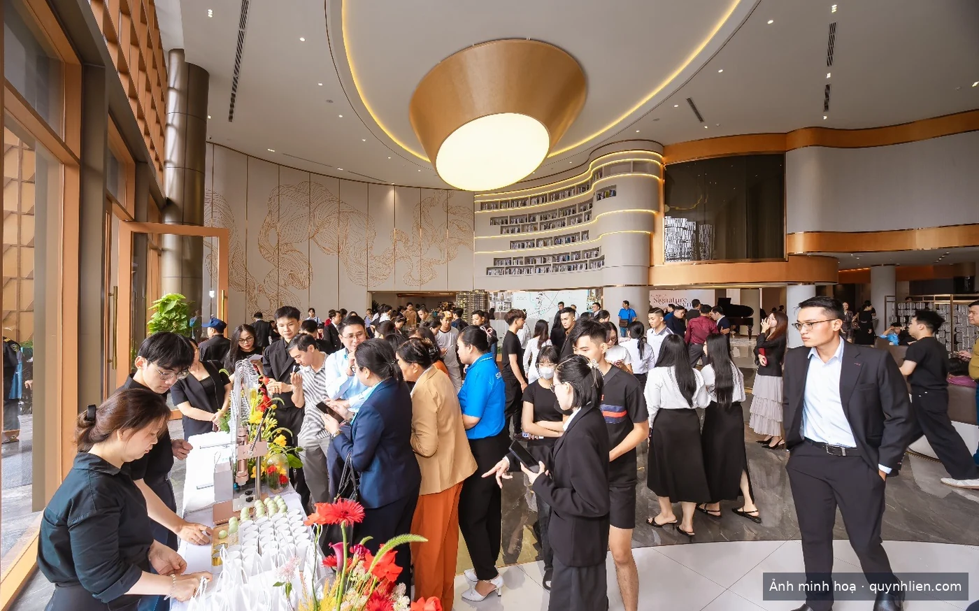 Người mua đi xem nhà mẫu dự án Khải Hoàn Imperial